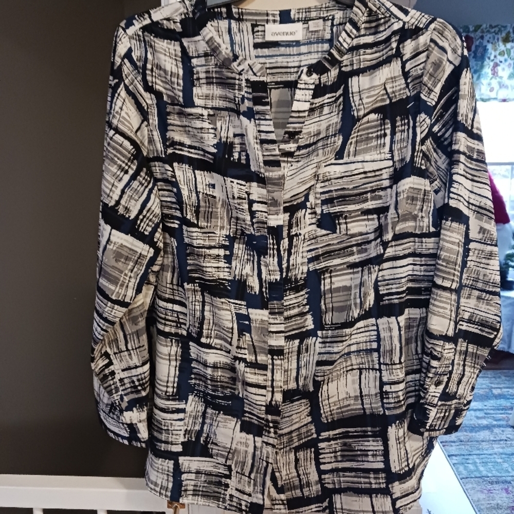 Avenue  Women's Black and White Top